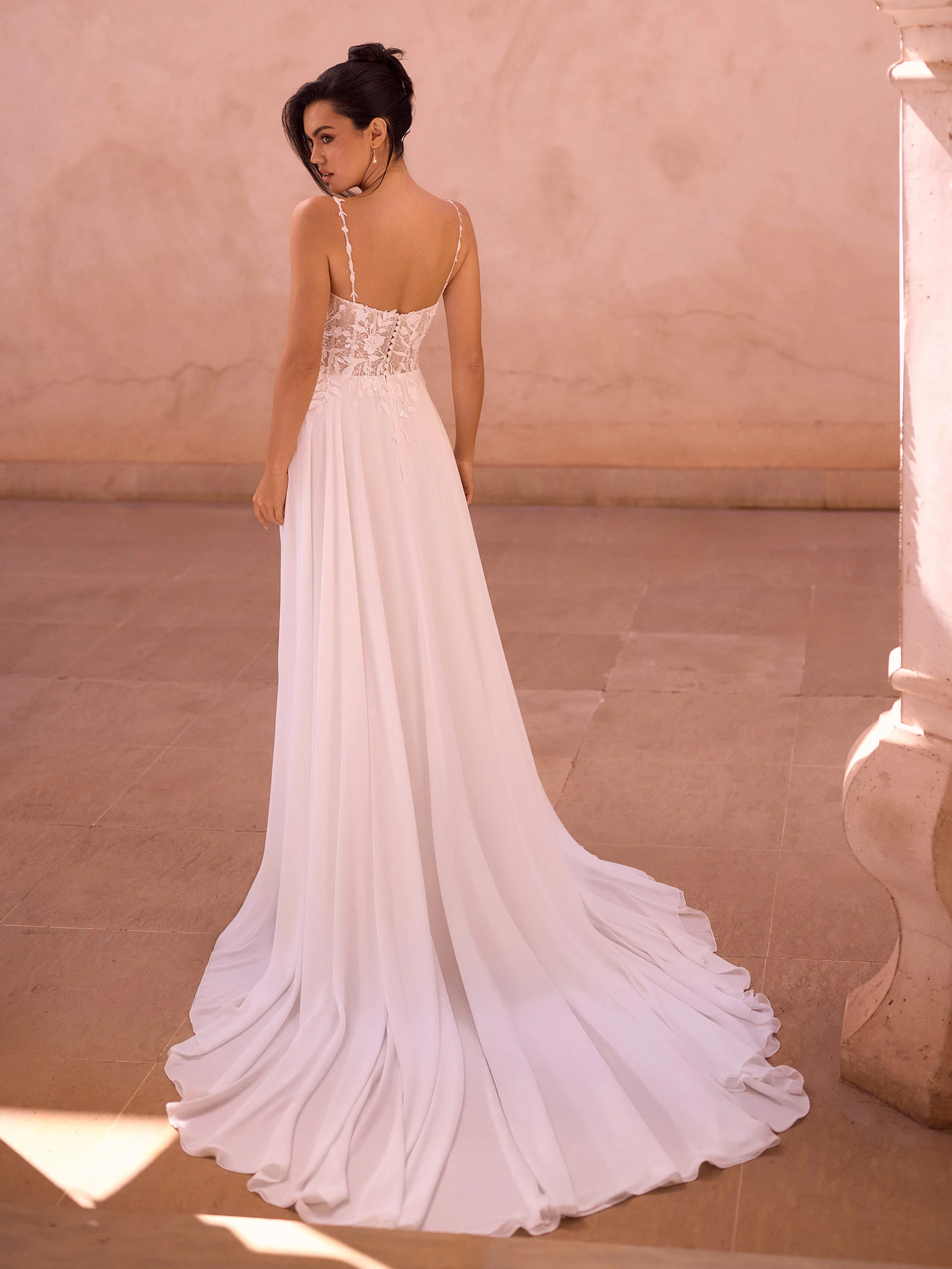 Bianco Evento Alida – de achterzijde met de sleep