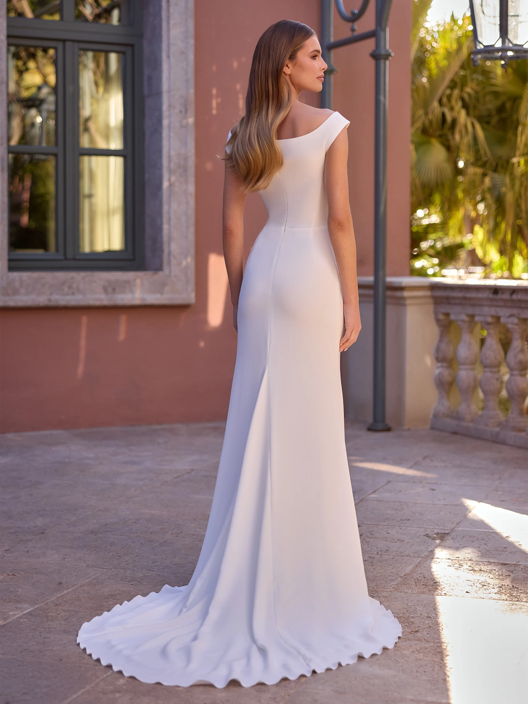 Bianco Evento Antonella – de achterzijde met de sleep