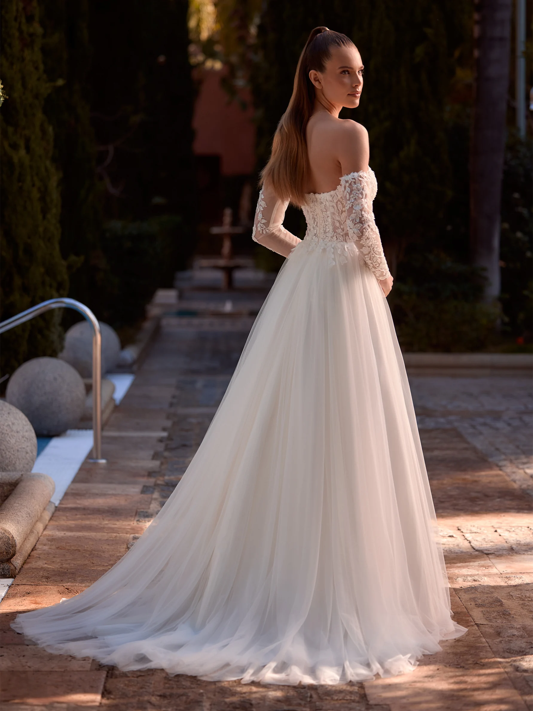 Bianco Evento Arwena – de achterzijde met de sleep