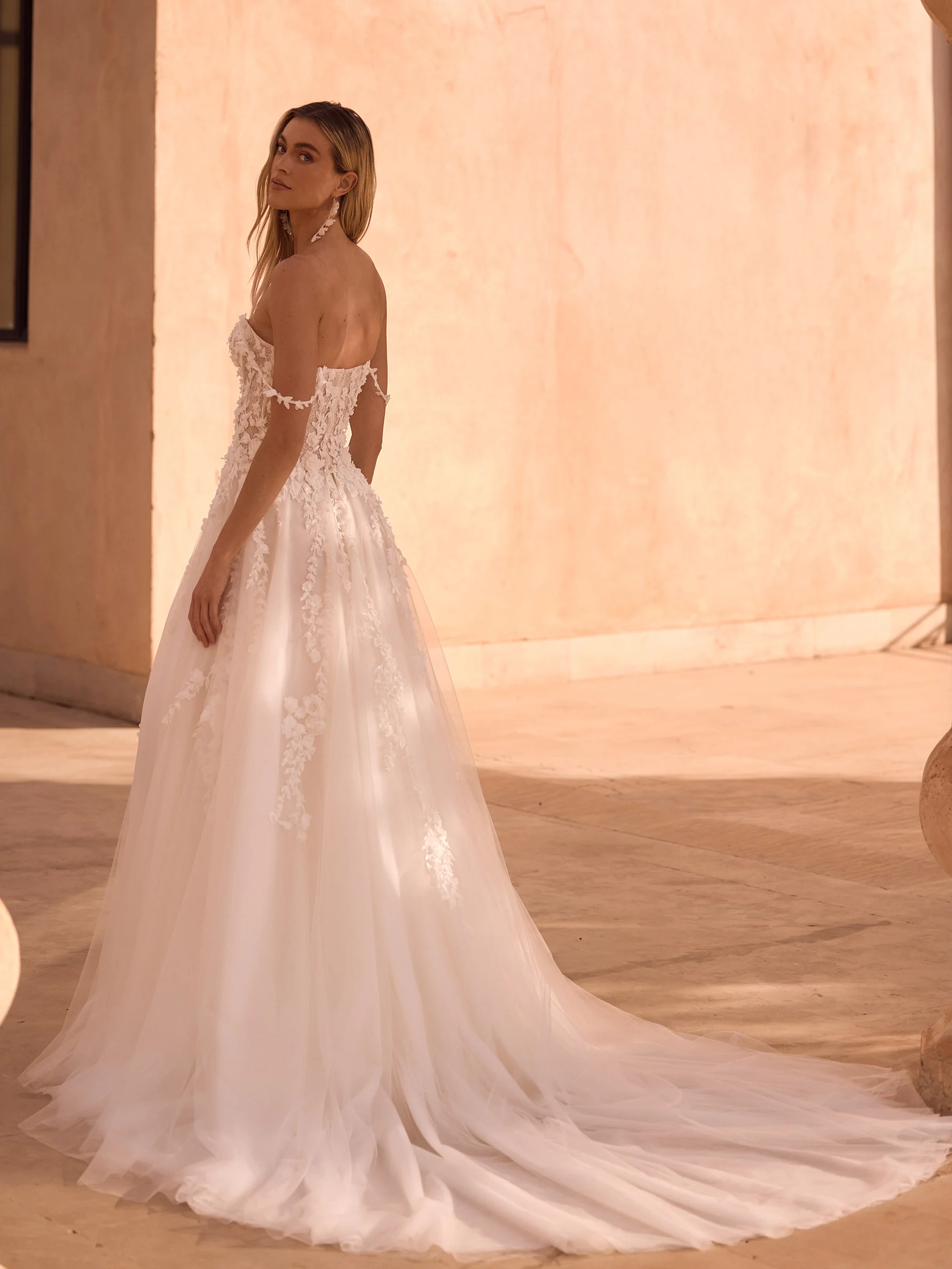 Bianco Evento Dasha – de achterzijde met de sleep