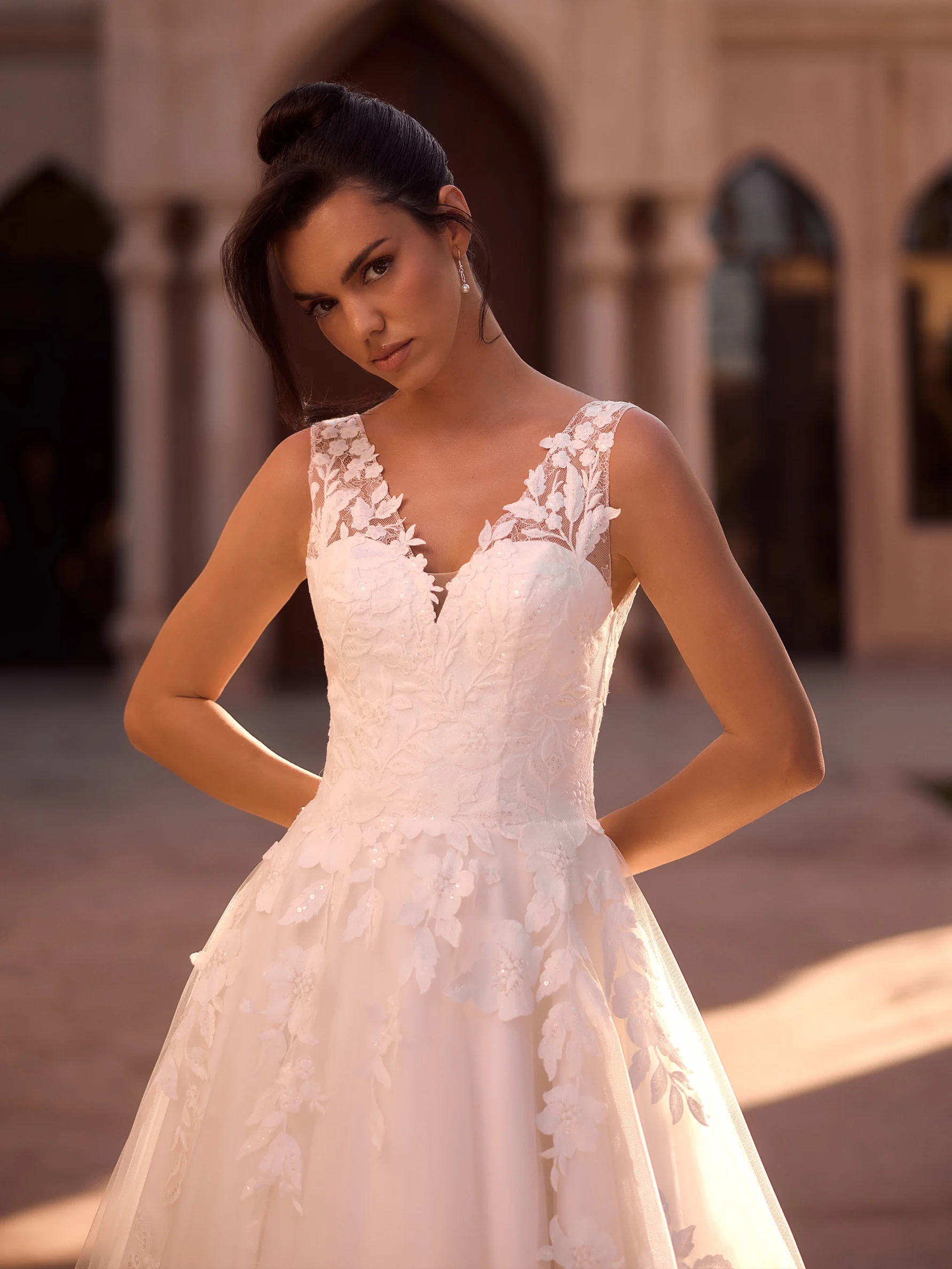 Bianco Evento Ellen – detail van het lijfje van voren, kant over lijfje en rok