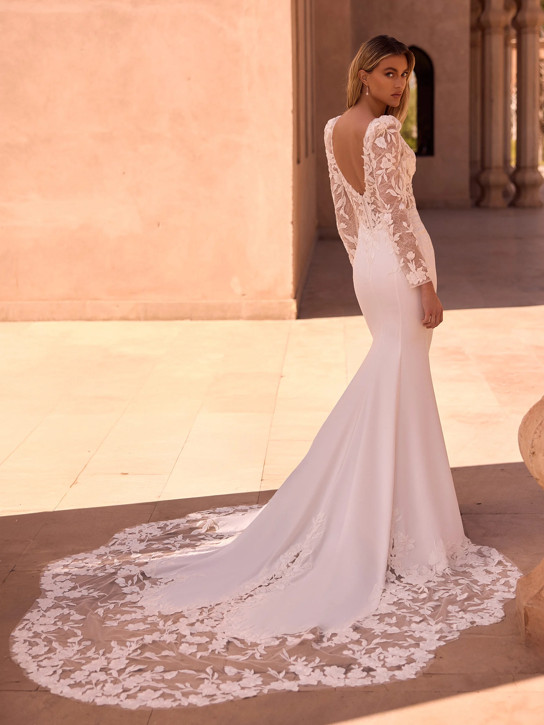 Bianco Evento Evangelina – de achterzijde met de sleep