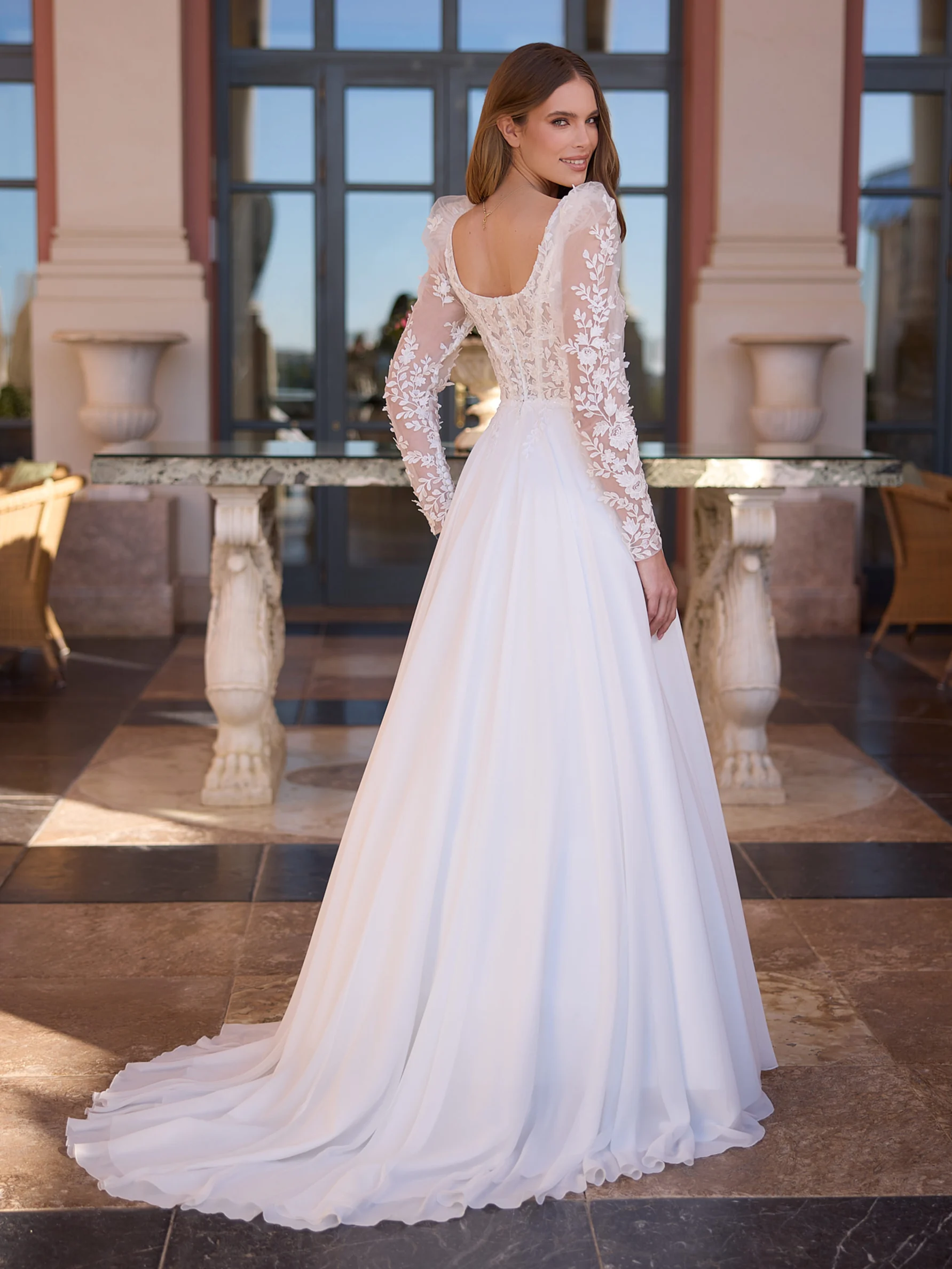 Bianco Evento Everly – de achterzijde met de sleep