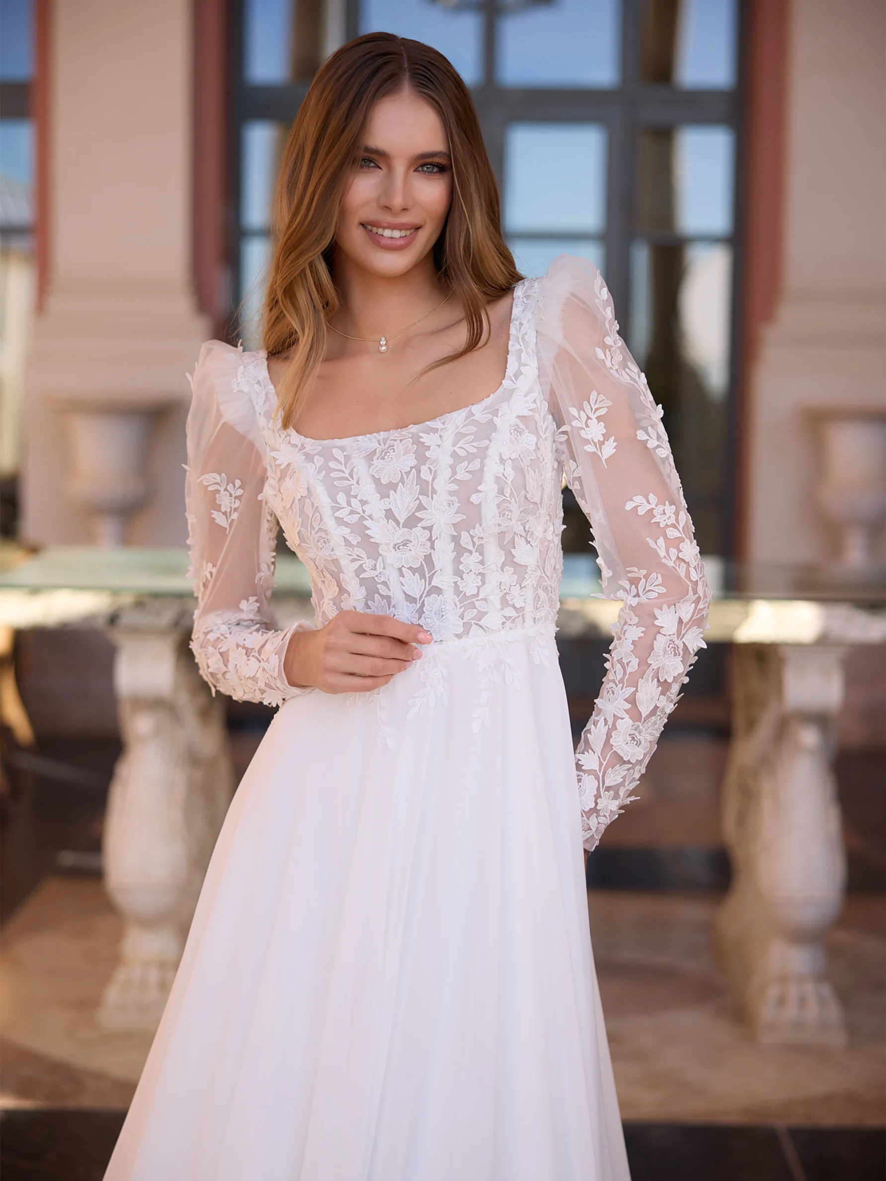 Bianco Evento Everly – detail van het lijfje van voren, kant op het lijfje