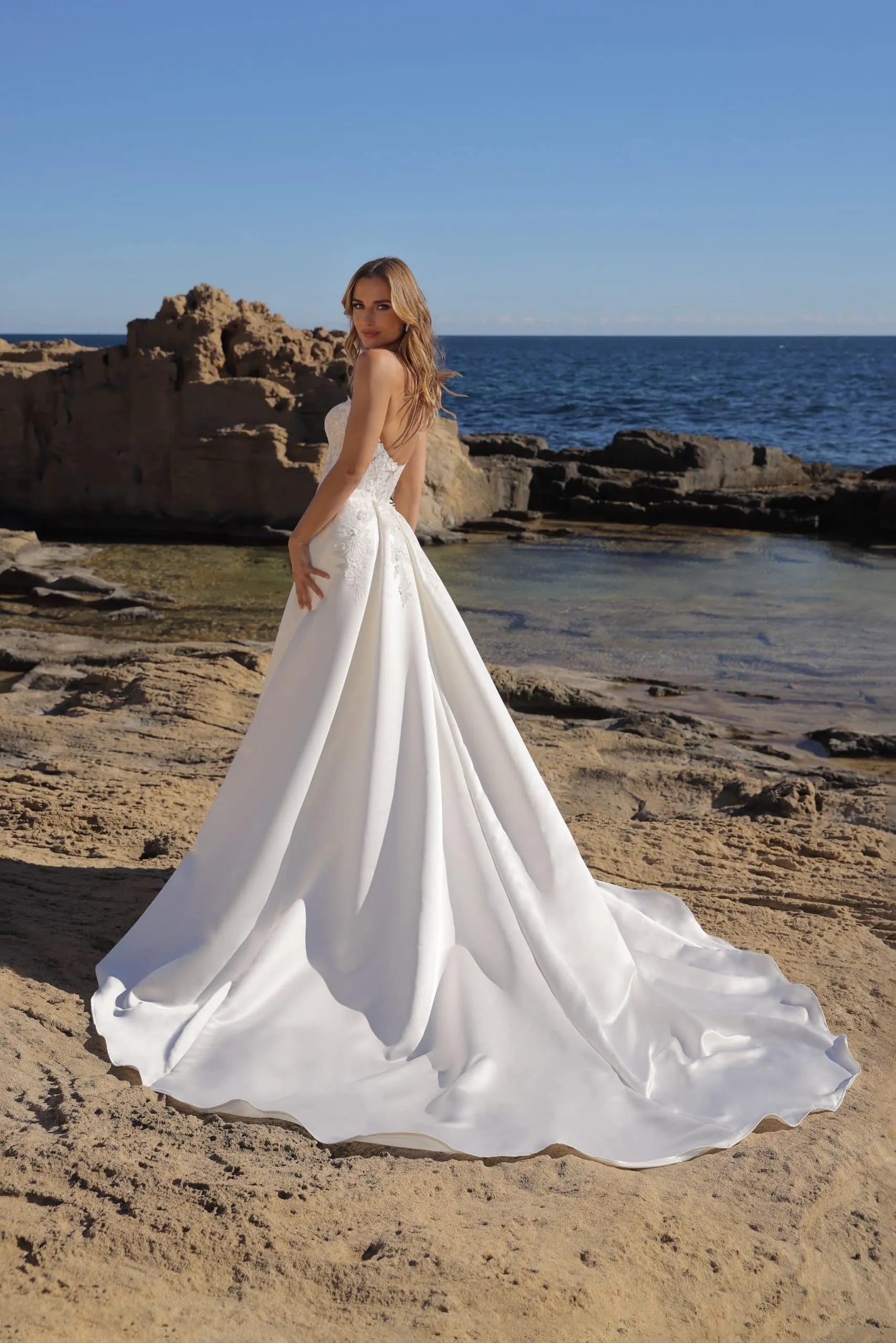 Azuree Bridal Fabel – achteraanzicht met de rug en sleep