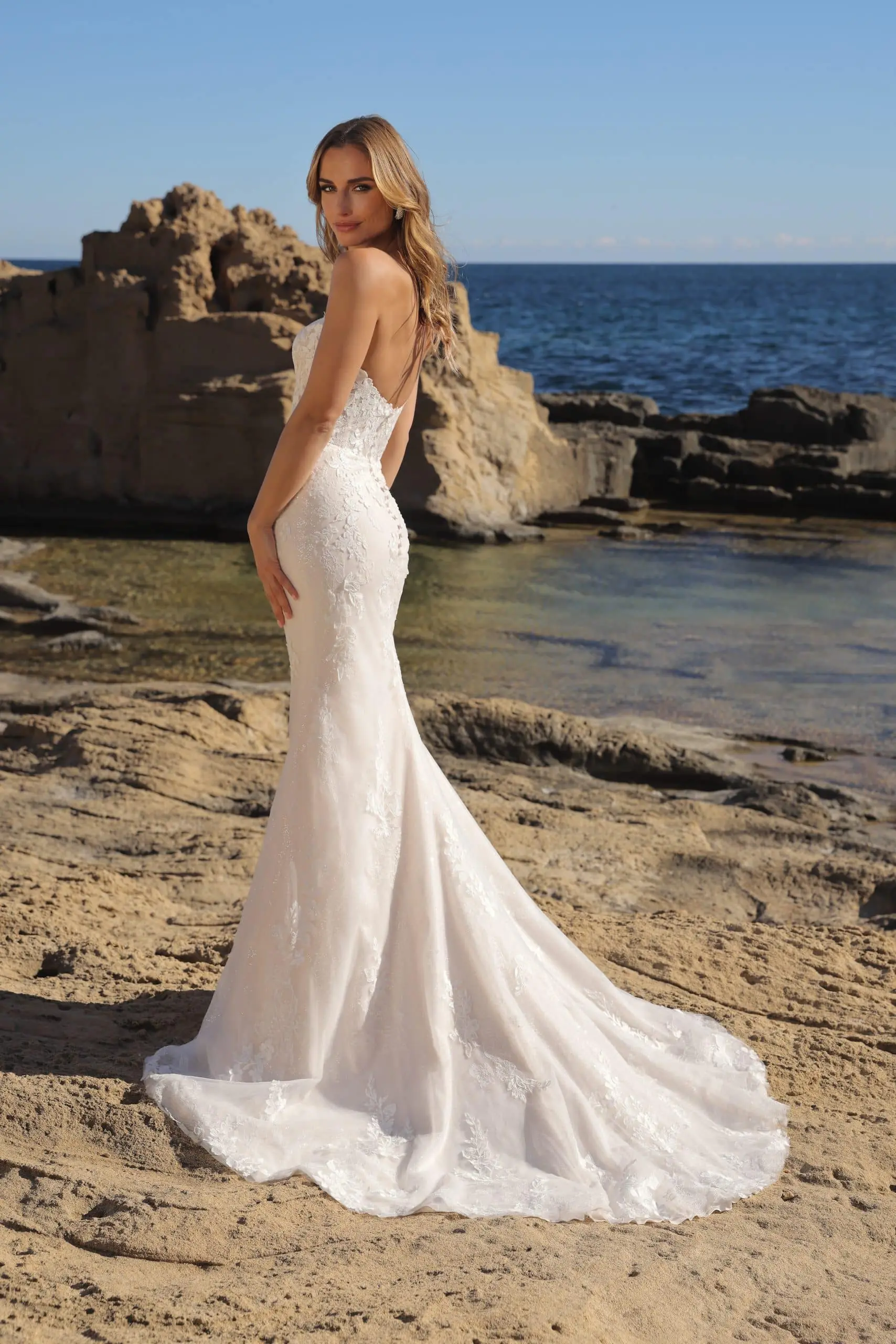 Azuree Bridal Fabel – achteraanzicht met de rug en sleep