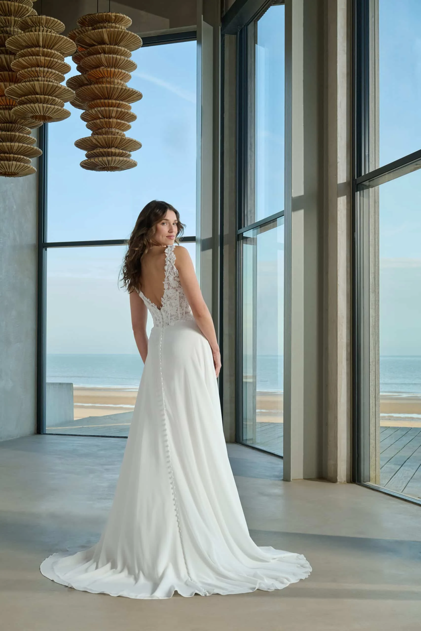 Azuree Bridal Fabi – achteraanzicht met de rug en sleep