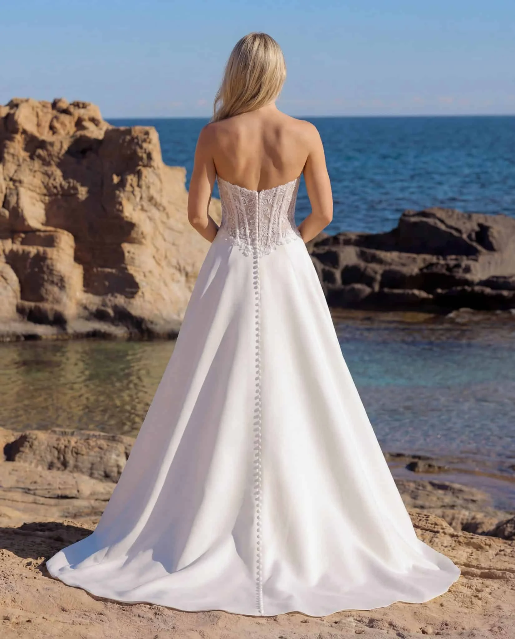 Azuree Bridal Fabulous – achteraanzicht met de rug en sleep