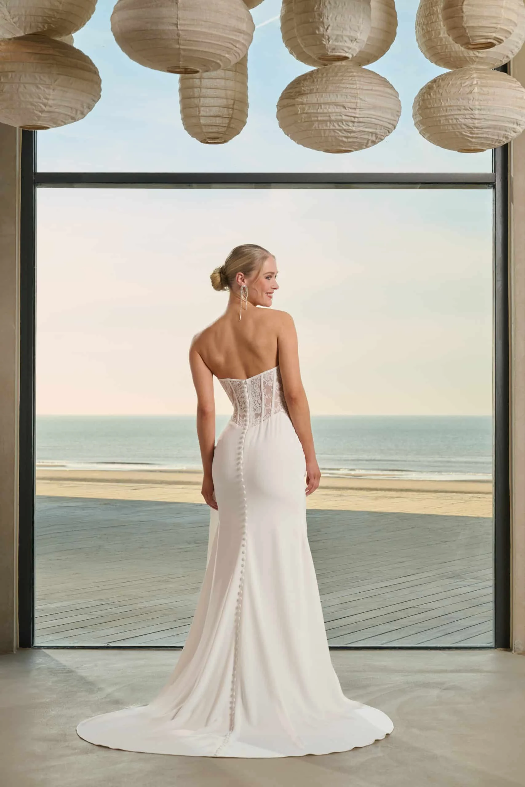 Azuree Bridal Faizah – achteraanzicht met de rug en sleep