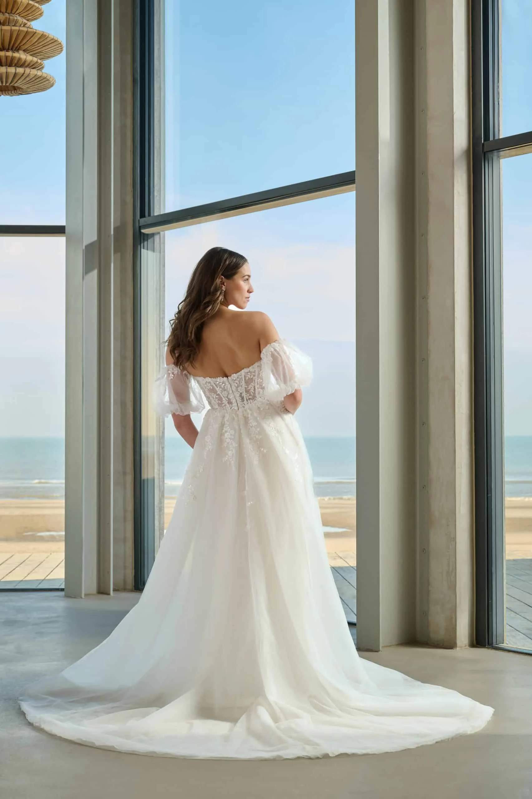 Azuree Bridal Fame – achteraanzicht met de rug en sleep