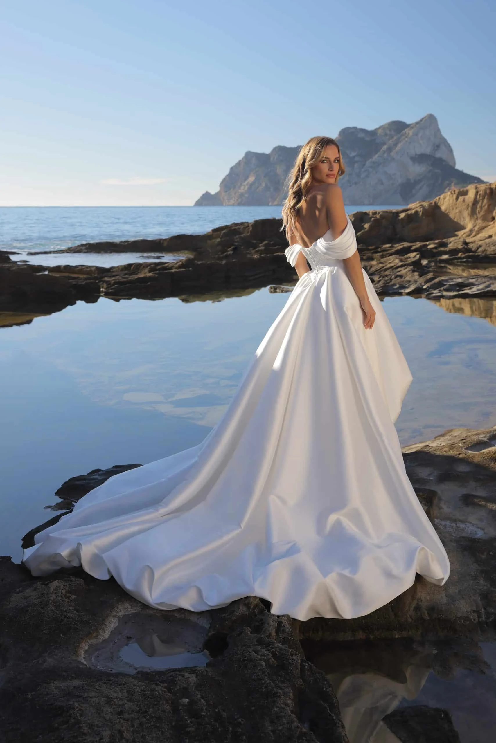 Azuree Bridal Fantasy – achteraanzicht met de rug en sleep