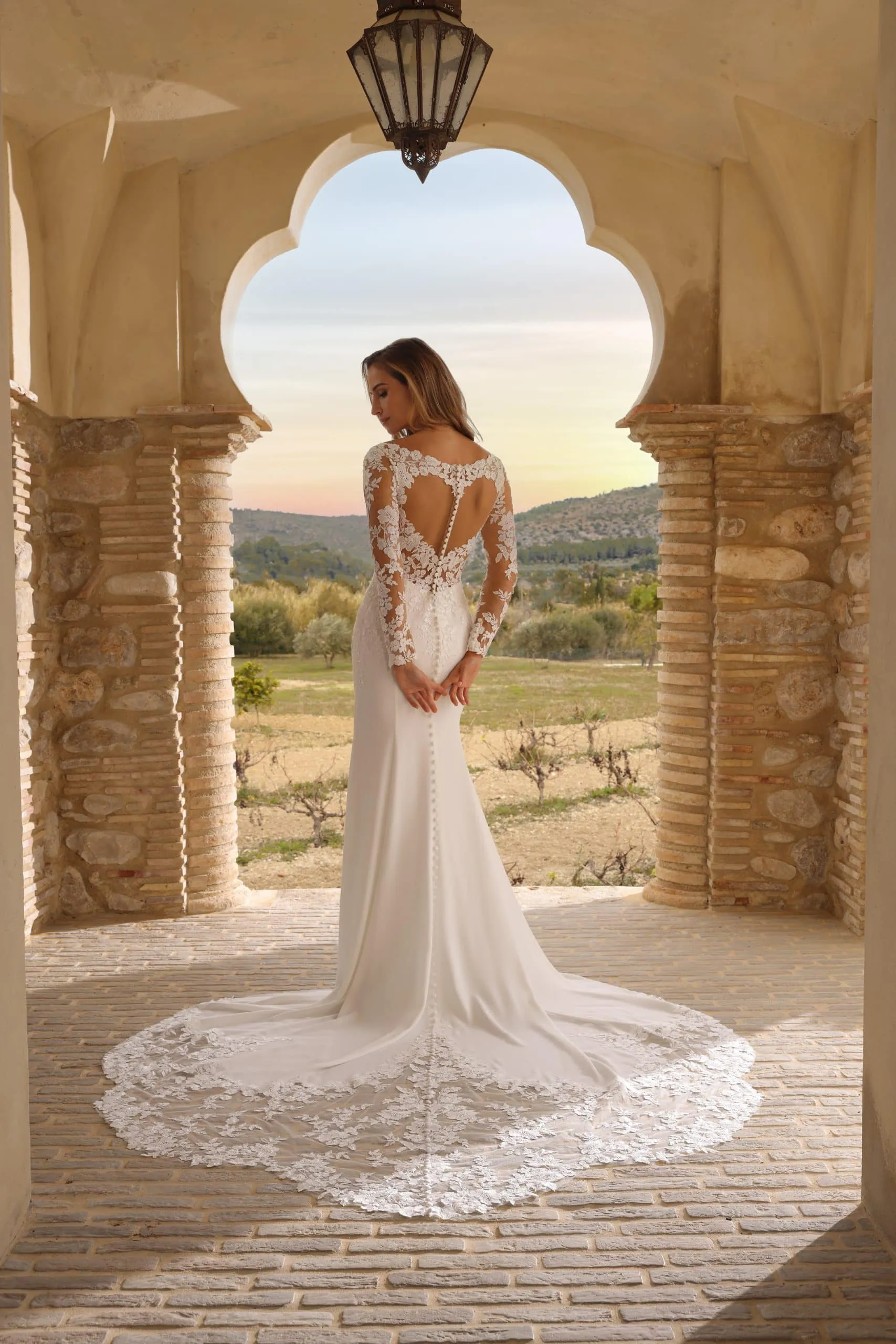 Azuree Bridal Faraday – achteraanzicht met de rug en sleep
