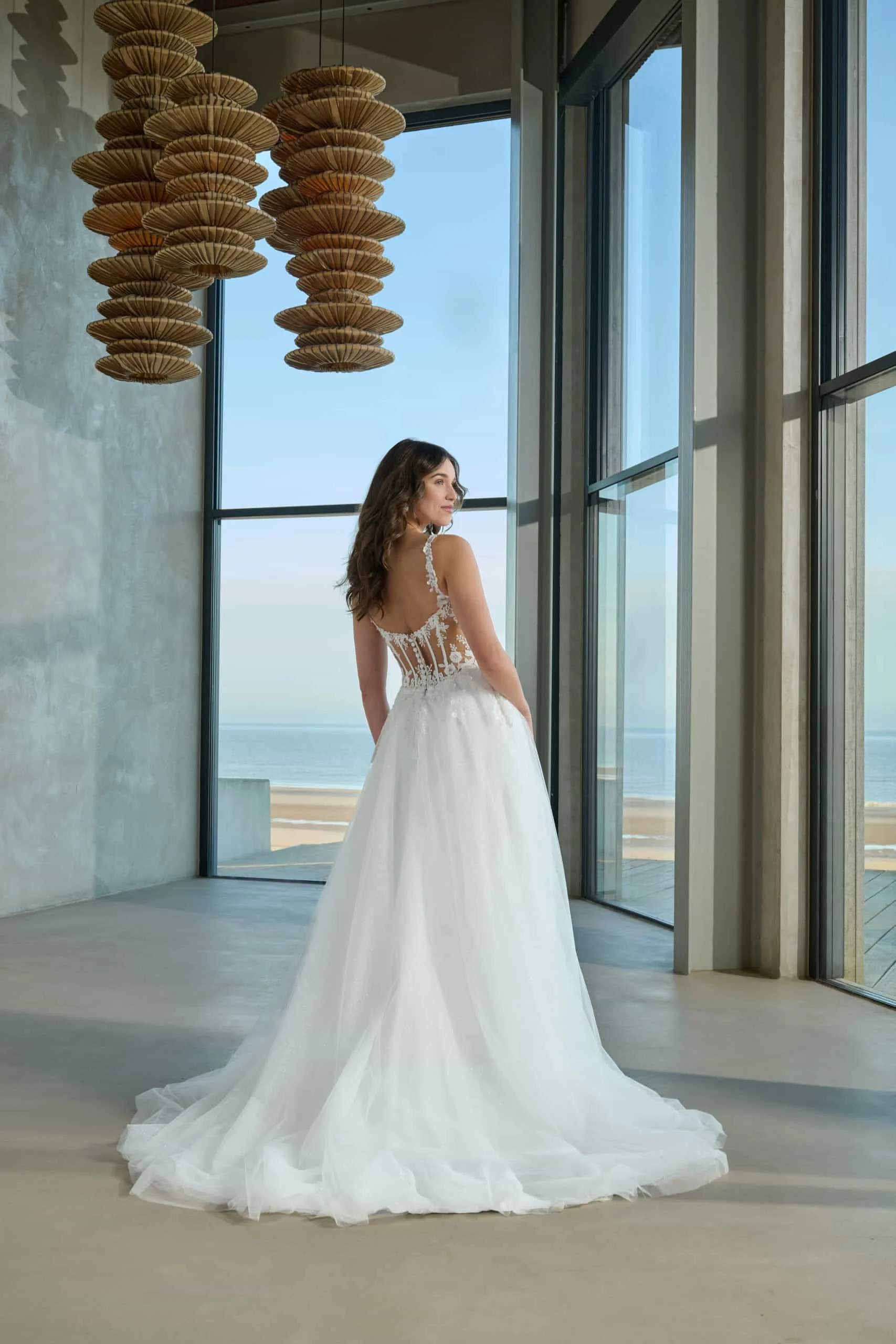 Azuree Bridal Farzana – achteraanzicht met de rug en sleep