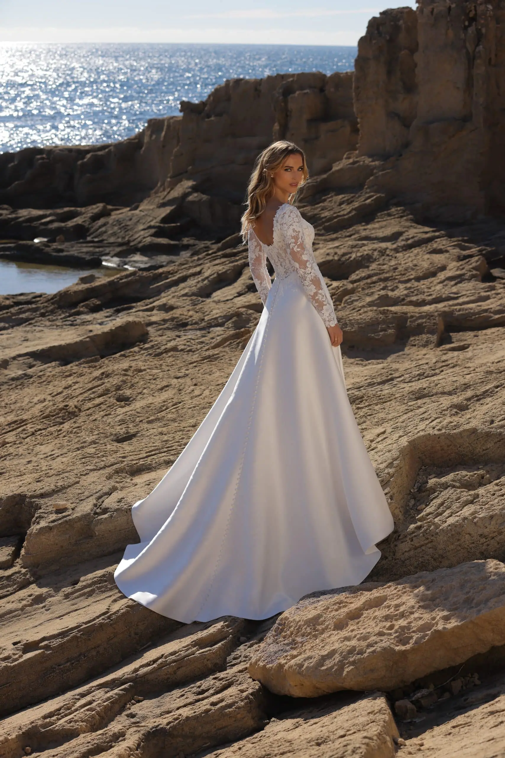 Azuree Bridal Favor – achteraanzicht met de rug en sleep