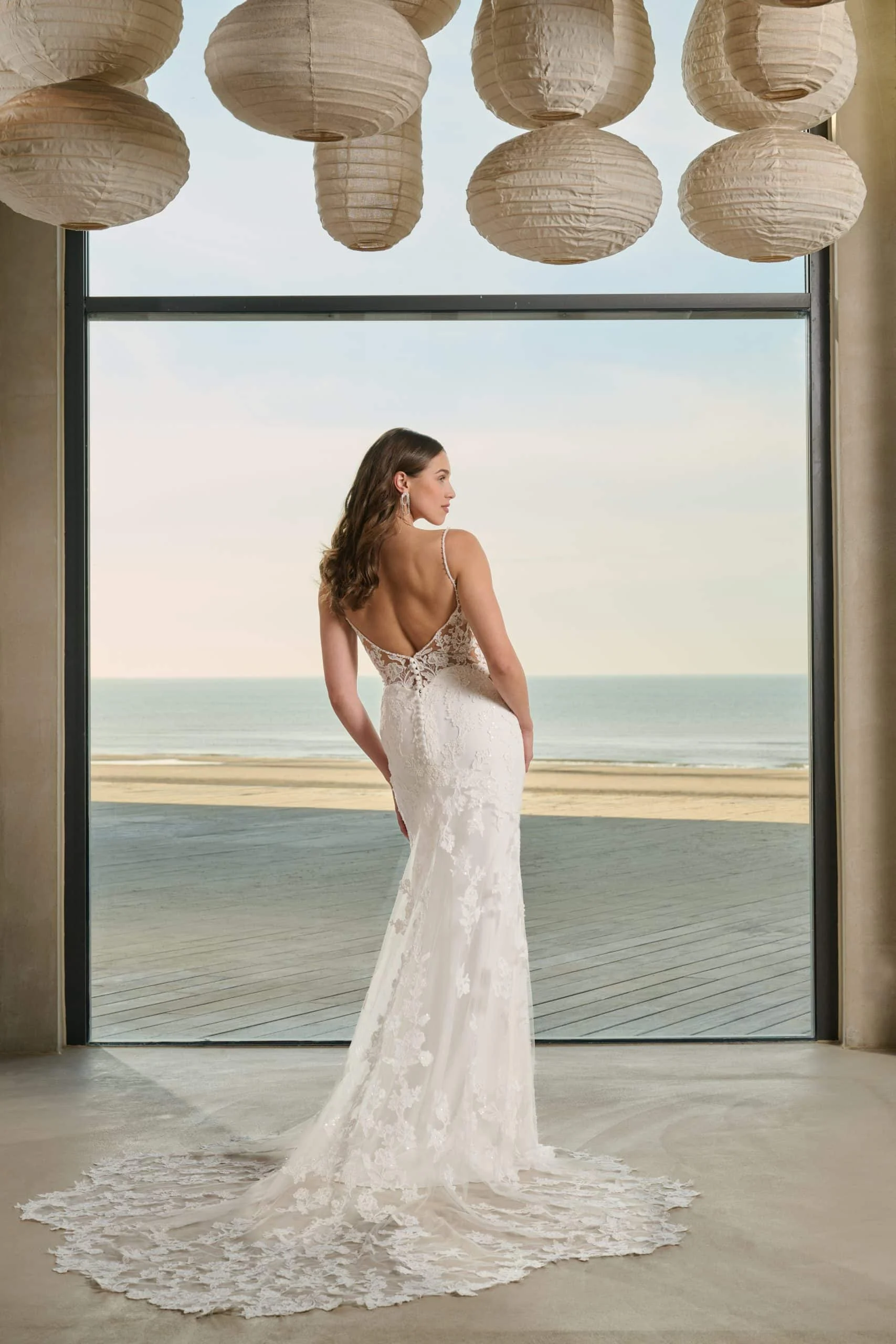 Azuree Bridal Fawn – achteraanzicht met de rug en sleep