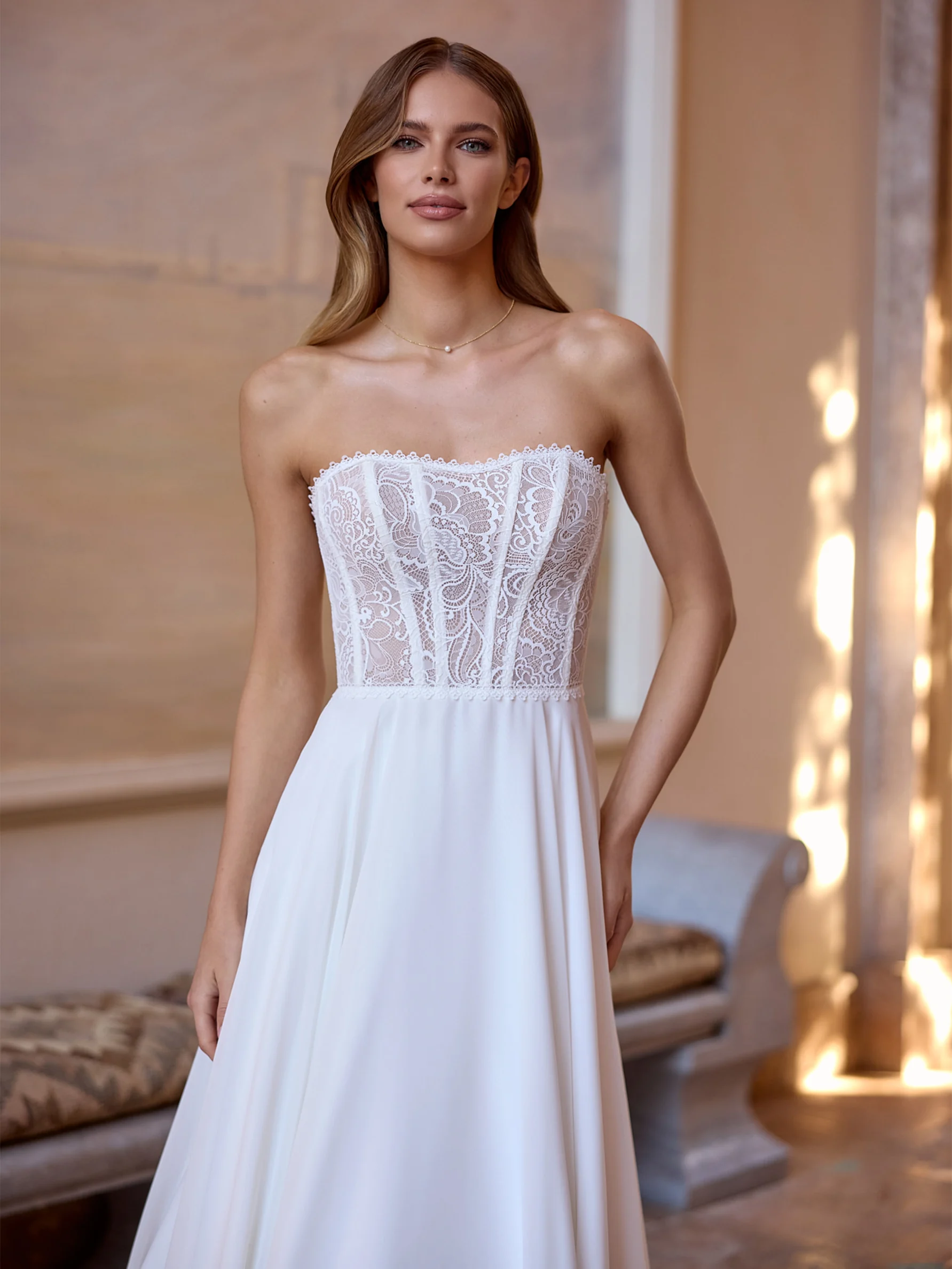 Bianco Evento Jessie – detail van het lijfje van voren, corsetlijfje, vloeiende rok