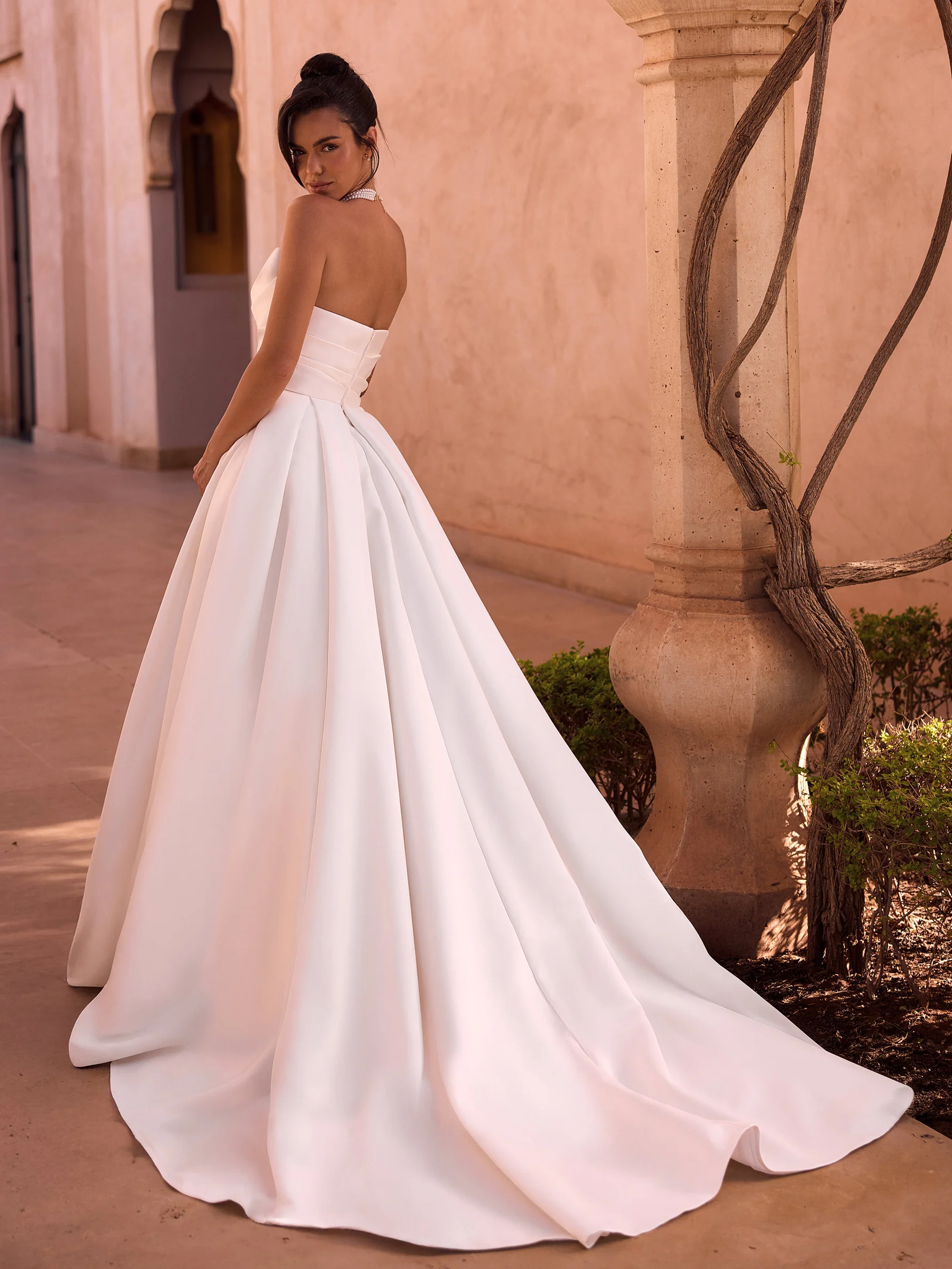 Bianco Evento Kamala – de achterzijde met de sleep