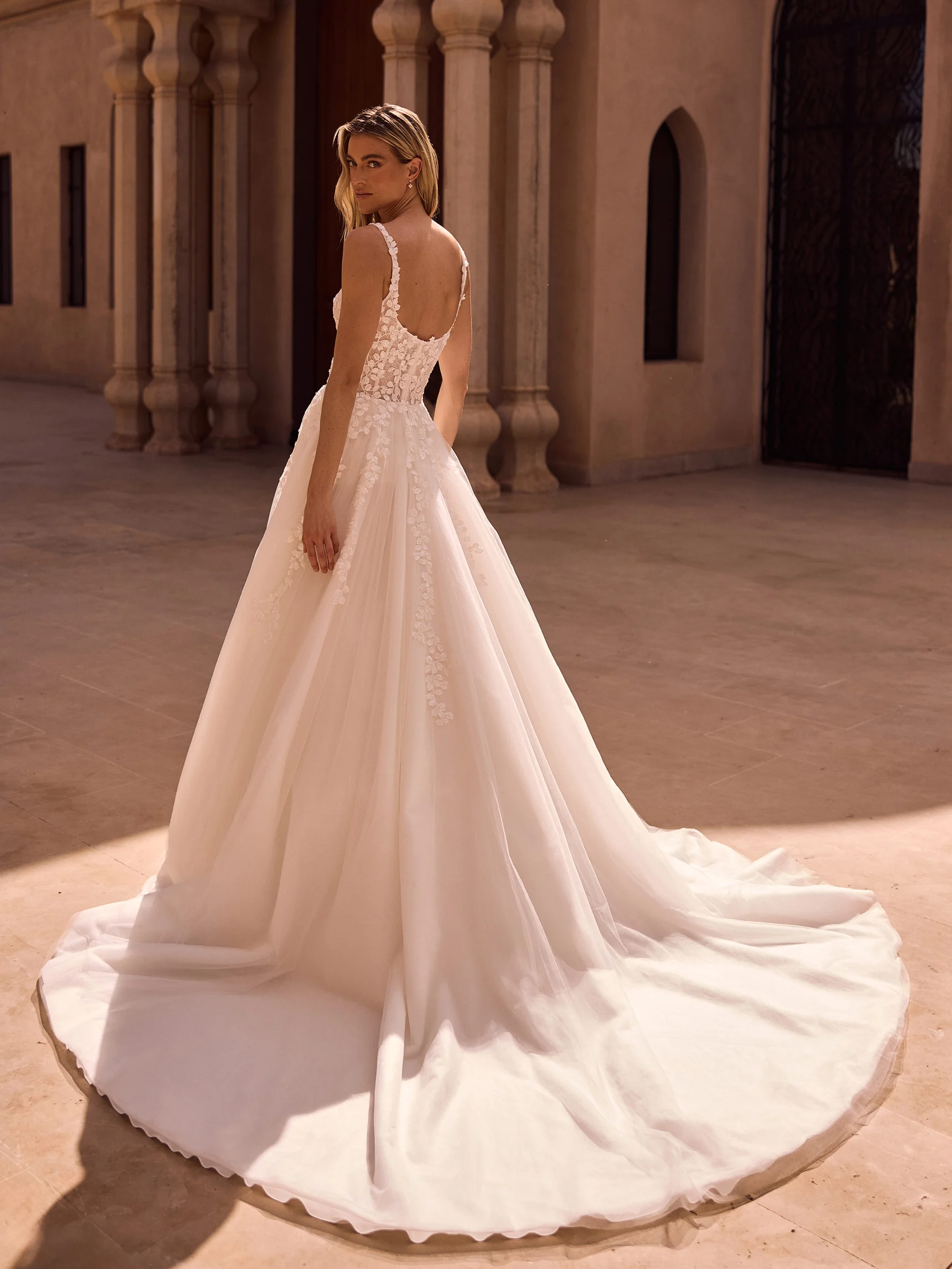 Bianco Evento Manon – de achterzijde met de sleep
