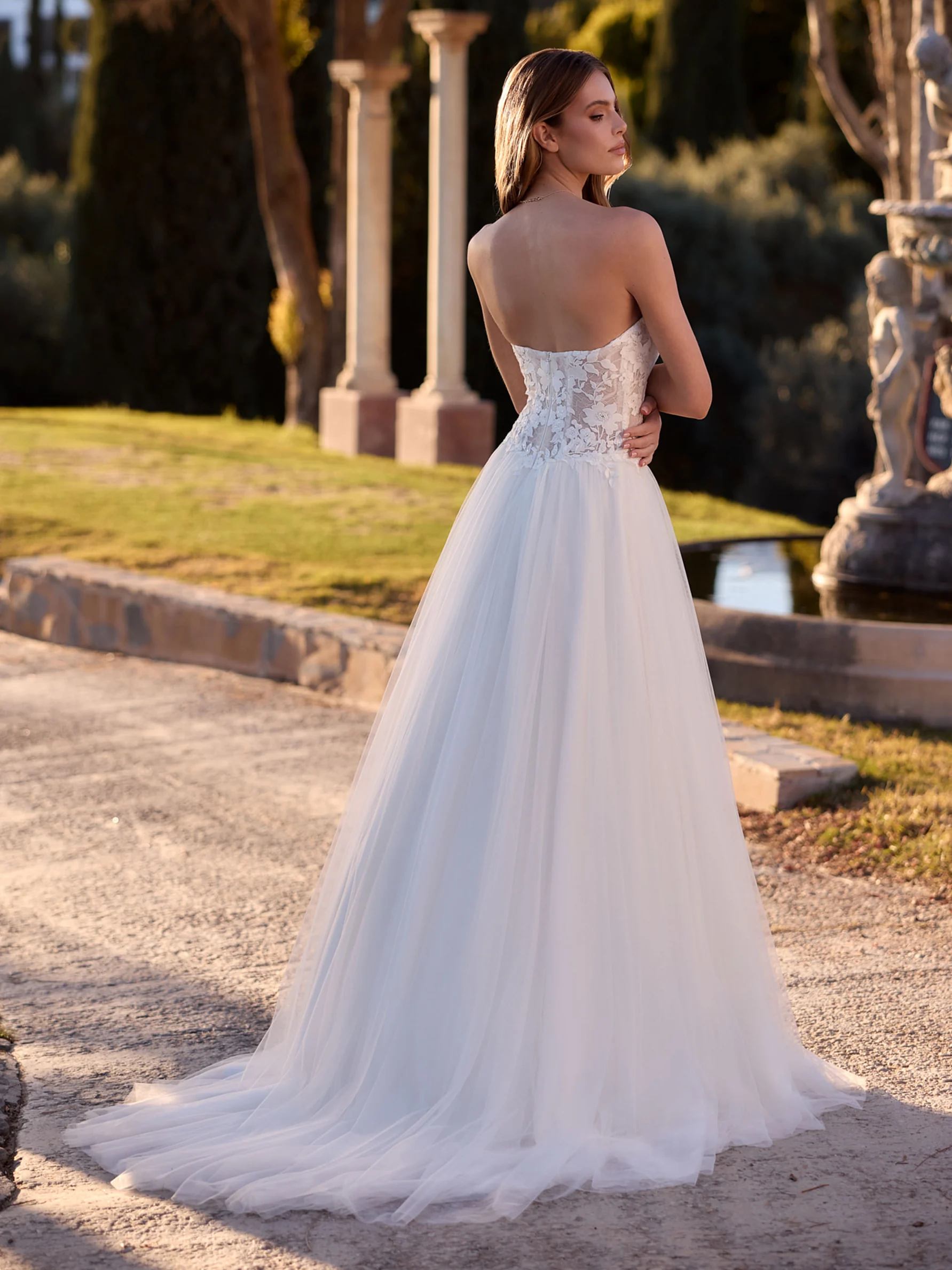 Bianco Evento Marietha – de achterzijde met de sleep