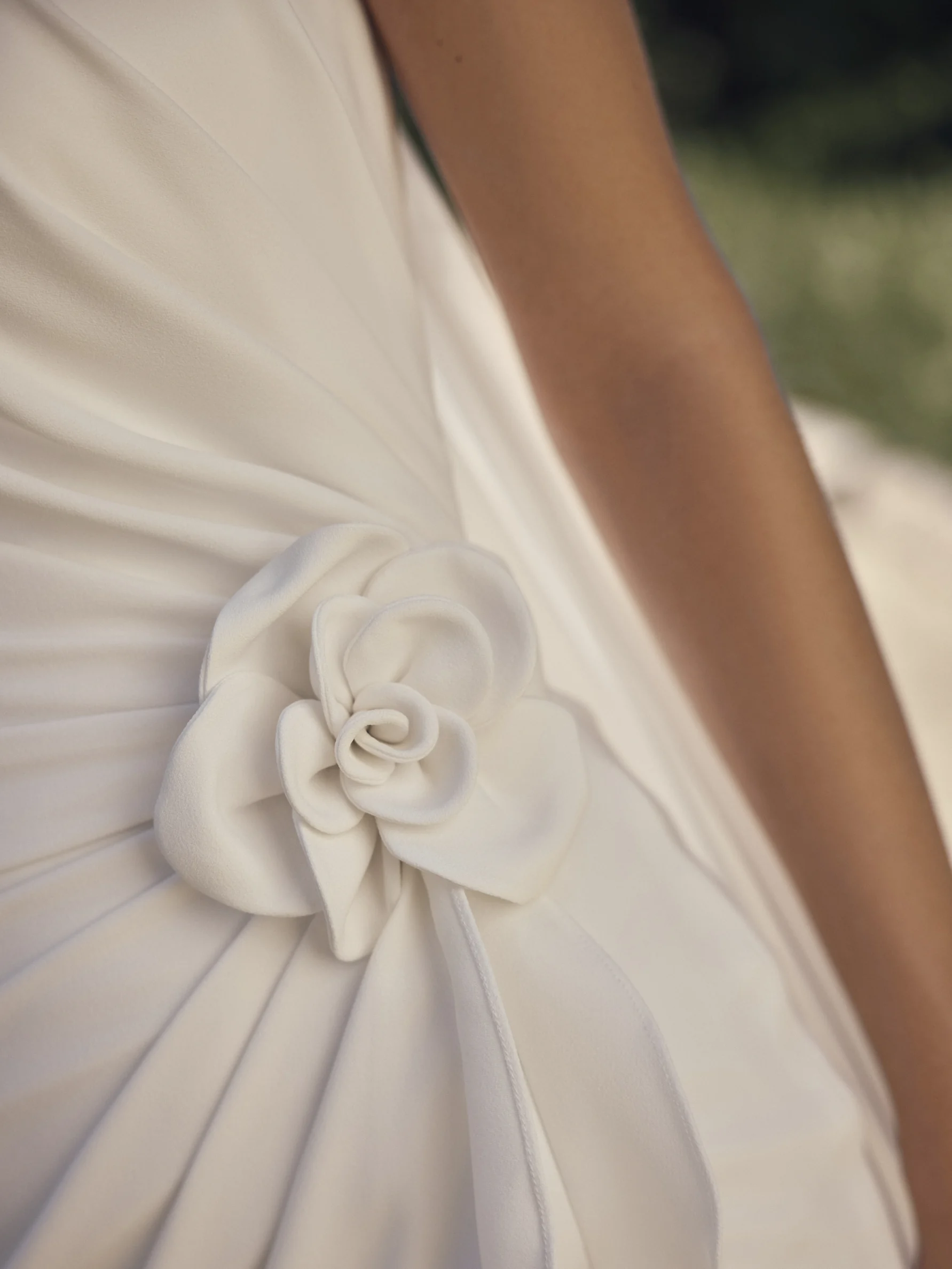 Modeca Mila – de stoffen roos op de heup in close-up