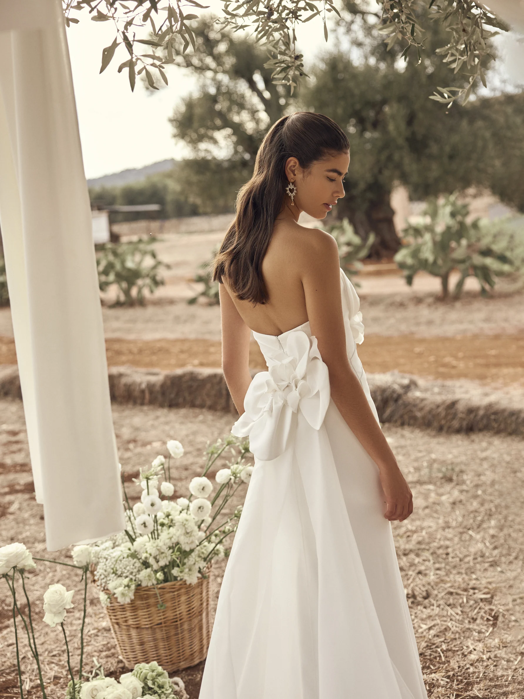 Modeca Mona – achteraanzicht met de stoffen bloem op de taille