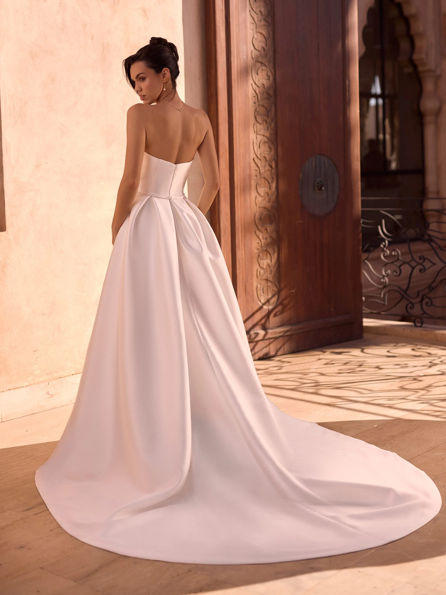 Bianco Evento Nessa – de achterzijde met de sleep