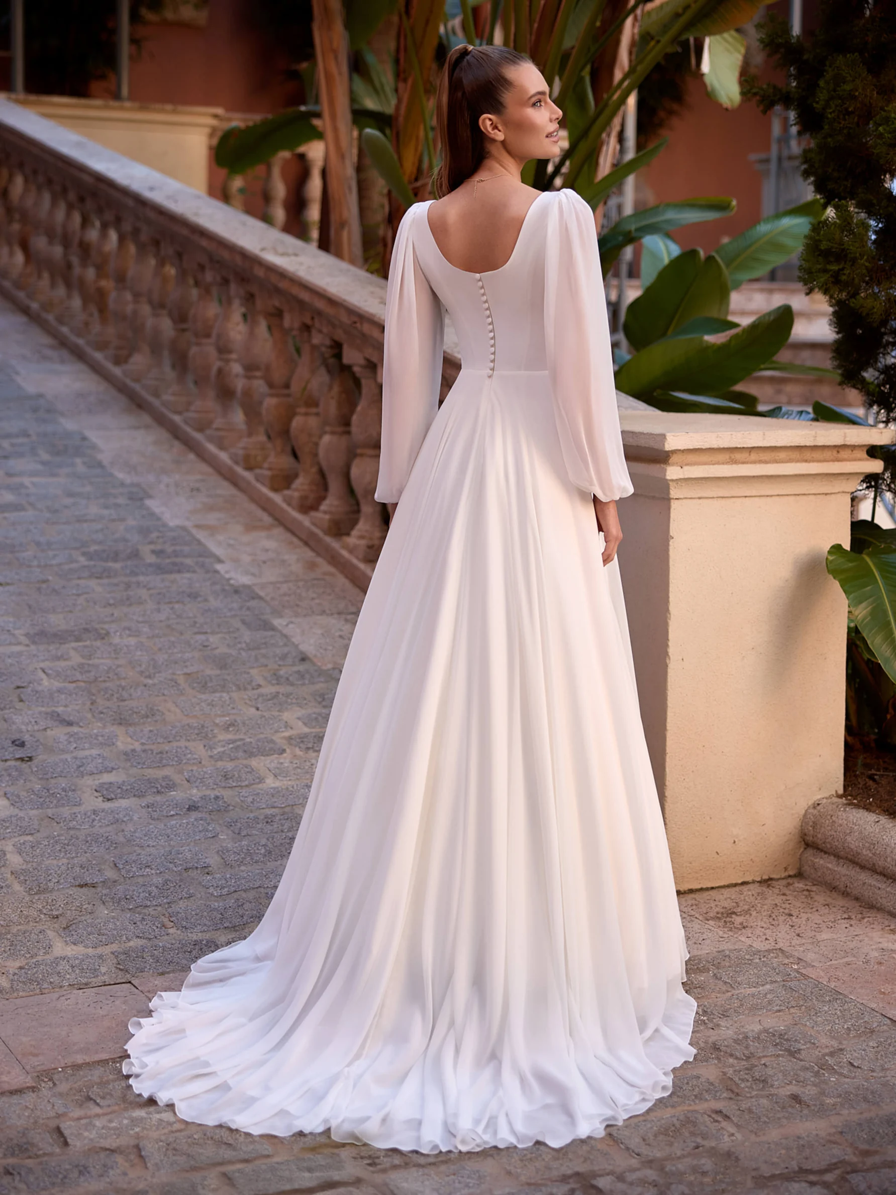 Bianco Evento Odella – de achterzijde met de sleep