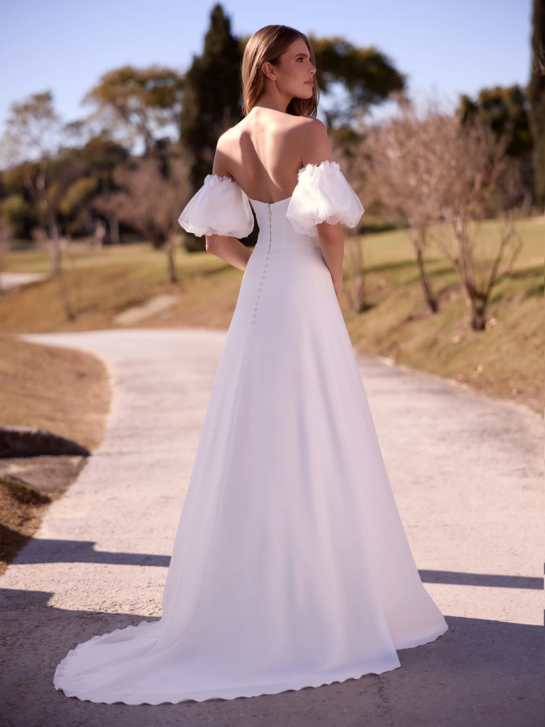 Bianco Evento Paulette – de achterzijde met de sleep