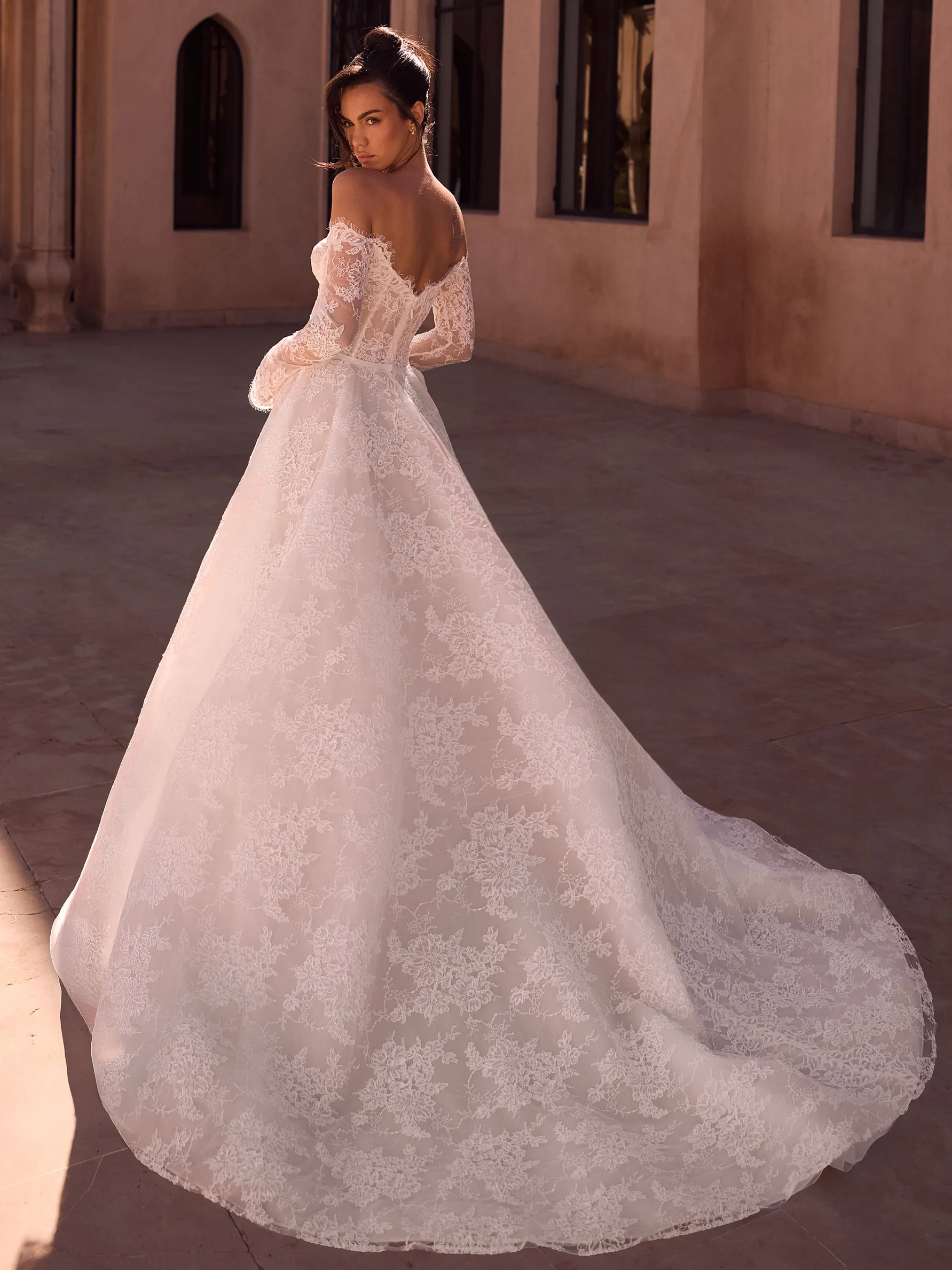 Bianco Evento Petra – de achterzijde met de sleep