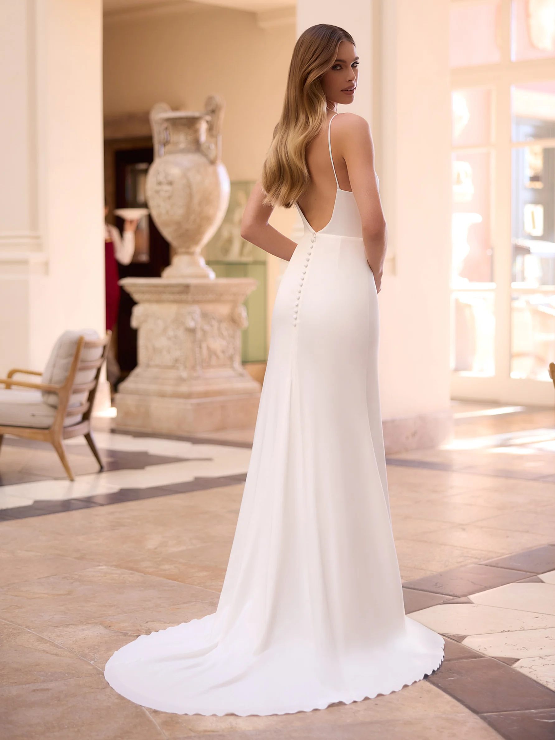 Bianco Evento Rarisa – de achterzijde met de sleep