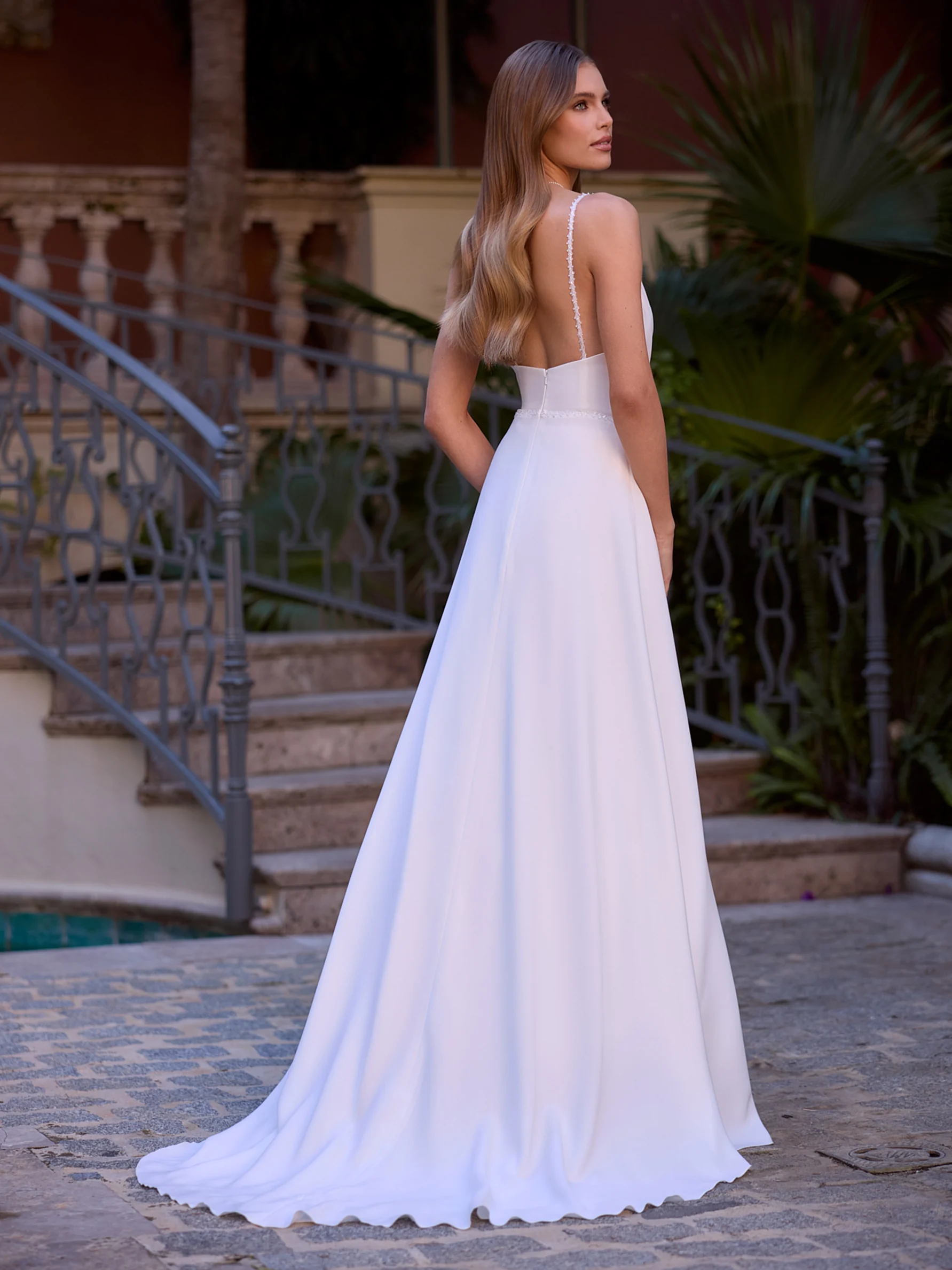 Bianco Evento Roxana – de achterzijde met de sleep